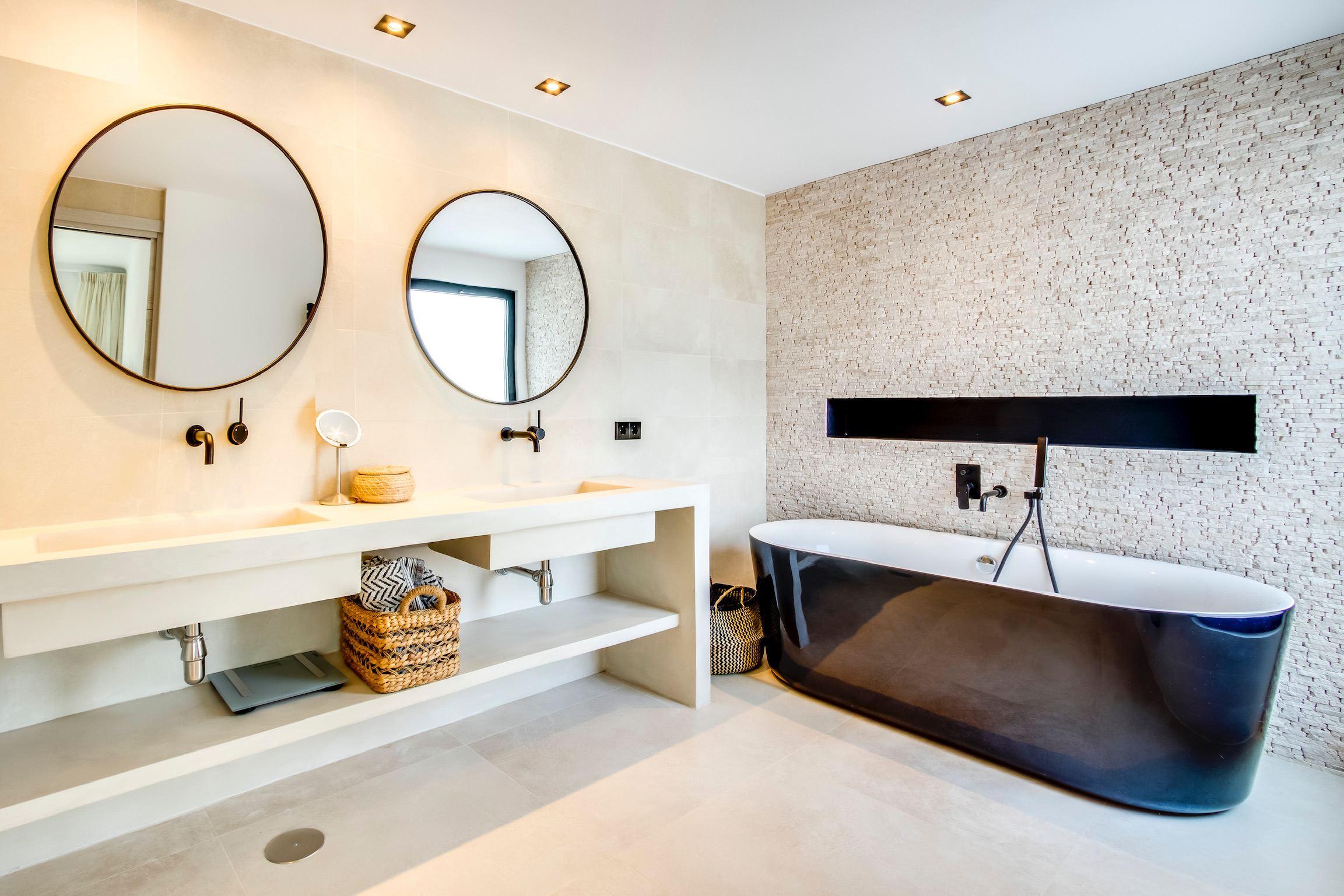 Villa Tiki luxury bathroom