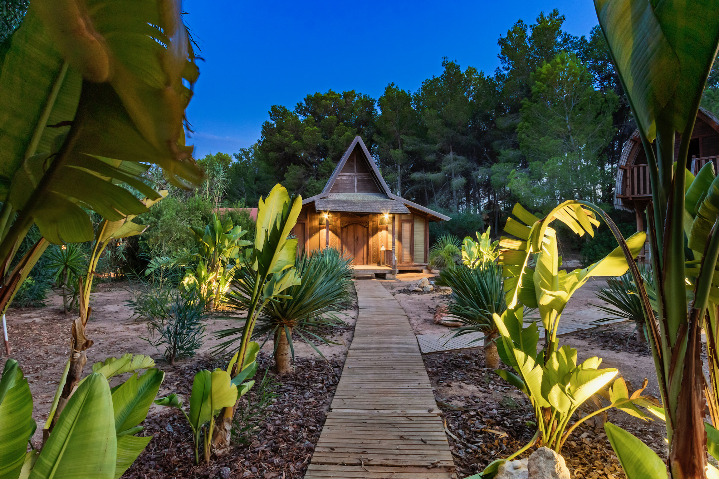 Villa Tiki tennis and padel facilities